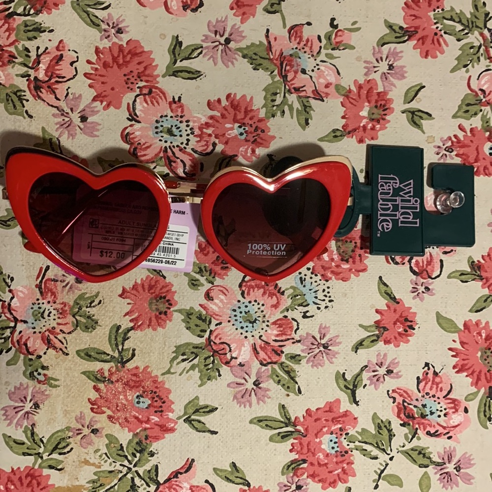 Wild Fable Women’s Heart Sunglasses in Red NWT - Picture 2 of 3